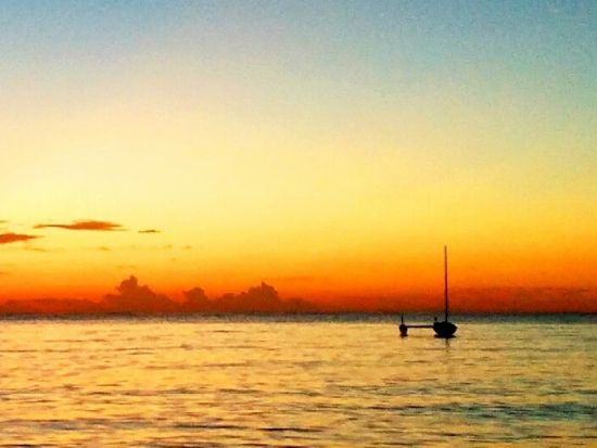 サンセットサバニツアー　伝統的な漁船「サバニ」に乗って刻々と変化する夕暮れどきを海の上で満喫＜半日／石垣島＞