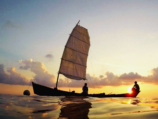 サンセットサバニツアー　伝統的な漁船「サバニ」に乗って刻々と変化する夕暮れどきを海の上で満喫＜半日／石垣島＞