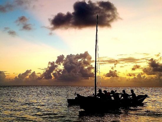 サンセットサバニツアー　伝統的な漁船「サバニ」に乗って刻々と変化する夕暮れどきを海の上で満喫＜半日／石垣島＞