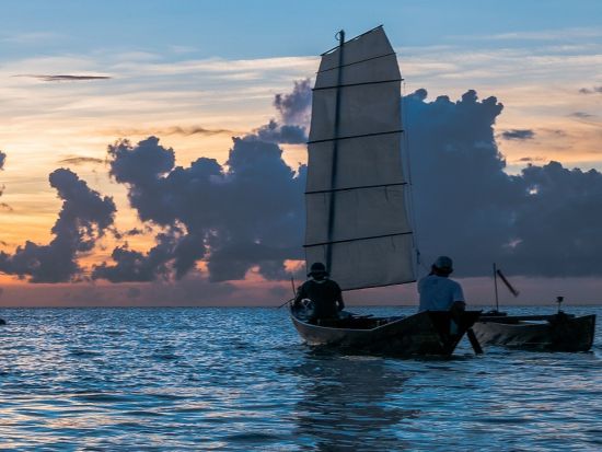 サンセットサバニツアー　伝統的な漁船「サバニ」に乗って刻々と変化する夕暮れどきを海の上で満喫＜半日／石垣島＞