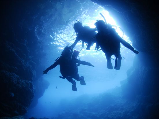青の洞窟体験ダイビング　呼吸や耳抜きが楽なフルフェイスマスク使用！シュノーケリングセットあり＜ビーチ／ガイド貸切／設備利用可／グリーンフィンズ認定店／恩納村発＞