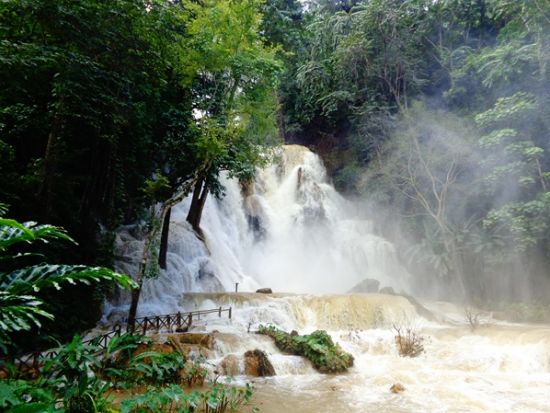 ラオスの人気観光地を1日満喫ツアー　パクオー洞窟＋クアンシー滝＋伝統工芸の村サンコンなど魅力を詰め込みました！ ＜終日／日本語ガイド／昼食付／ルアンパバーン発＞