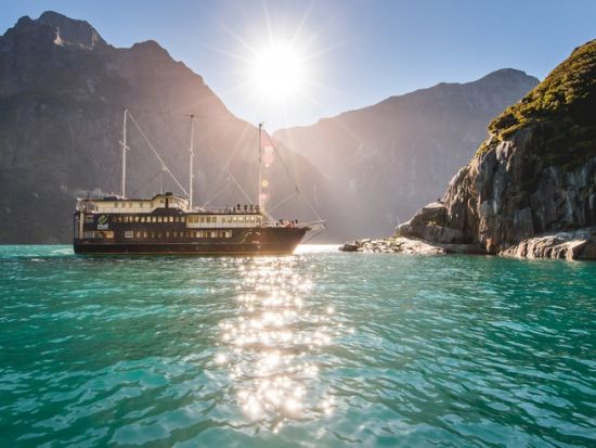 世界遺産フィヨルドランド国立公園 ミルフォードサウンド 大自然の中に停泊するクルーズ船で過ごす1泊2日ツアー＜10～4月限定／クイーンズタウン発着＞