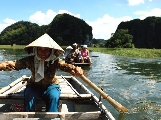 【貸切】タムコック＋古都ホアルー観光ツアー　小舟でゆったり川下りボートトリップ＜ホテル往復送迎／日本語ガイド／昼食付＞