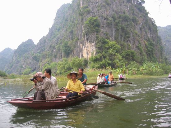 【貸切】タムコック＋古都ホアルー観光ツアー　小舟でゆったり川下りボートトリップ＜ホテル往復送迎／日本語ガイド／昼食付＞