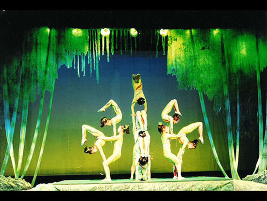 Chinese_Acrobats_and_Shanghai (4)