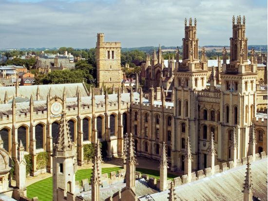 英国ドラマ『ダウントン・アビー』ロケ地めぐり観光ツアー　ハイクレア城入場＆バンプトン＆オックスフォード ＜4～9月／英語ガイド／ロンドン発＞