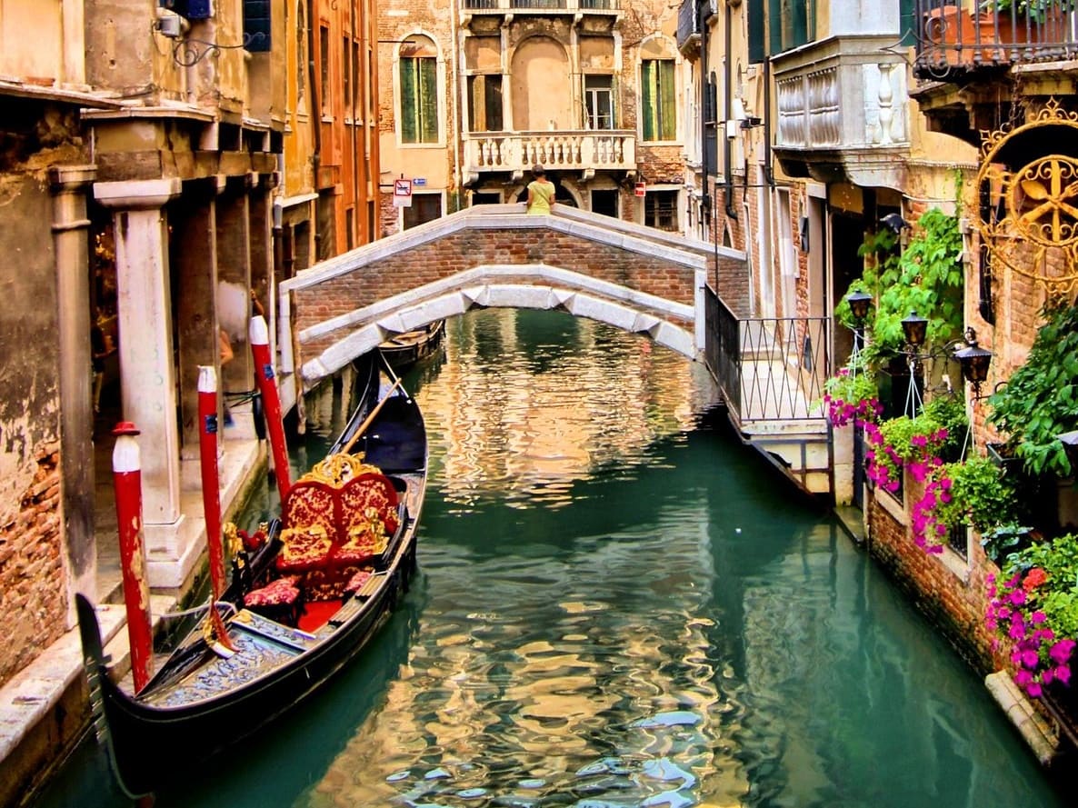 ITALIA　ベネチア（ベニス）運河　カナル・グランデ　ゴンドラクルーズ　木彫額雰囲気が様変わりしますよ
