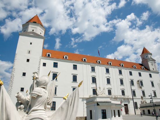 スロバキアの首都ブラチスラヴァ 1日観光ツアー＜日本語ガイド／昼食付き／ブタペスト発＞