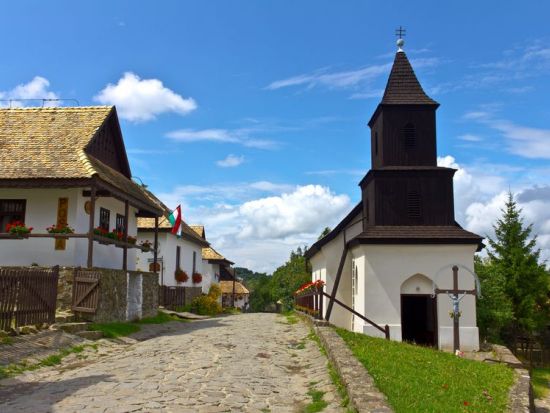 世界遺産ホッローケーとグドゥルー宮殿を尋ねる1日観光＜日本語ガイド／昼食付き／ブダペスト発＞