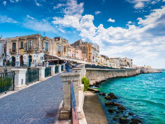 世界遺産の街シラクーサ　日帰り観光ツアー　ネクアポリス考古学公園＆オルティージャ島 ＜貸切／タオルミーナ発＞