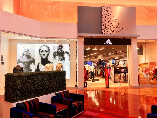 【空港送迎】バンクーバー国際空港 ⇒ バンクーバー市内　グランビルアイランドまたはアウトレット立ち寄りあり ＜貸切／日本語ドライバー＞