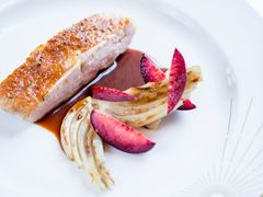 Supreme de pintade fermiere aux peches de vigne