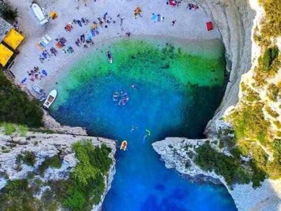 クロアチア 青の洞窟ツアー　アドリア海6つの島をスピードボートで巡る ＜4〜11月／英語ガイド／スプリット発＞