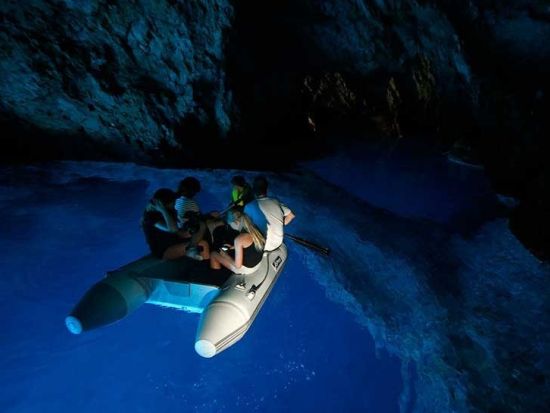 クロアチア 青の洞窟ツアー　アドリア海6つの島をスピードボートで巡る ＜4〜11月／英語ガイド／スプリット発＞