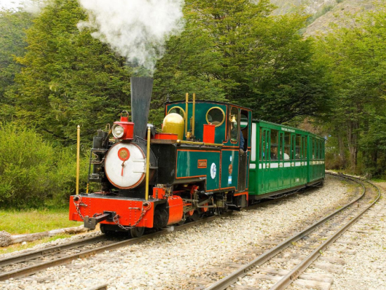 「世界の果て号」に乗る！ティエラ・デル・フエゴ国立公園と南フエゴ鉄道乗車ツアー＜混載／英語ガイド／ウシュアイア発＞
