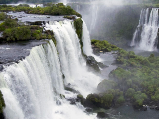 イグアスの滝観光ツアー　アルゼンチン側とブラジル側を2日間に分けて満喫！＜英語ガイド／プエルト・イグアス発／空港送迎可＞