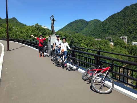 【MTB／サイクリング】定山渓MTBサイクリング インドカレーランチ+源泉かけ流し豊平峡温泉入浴付き！＜4～11月／札幌市街地送迎＞by Giro21