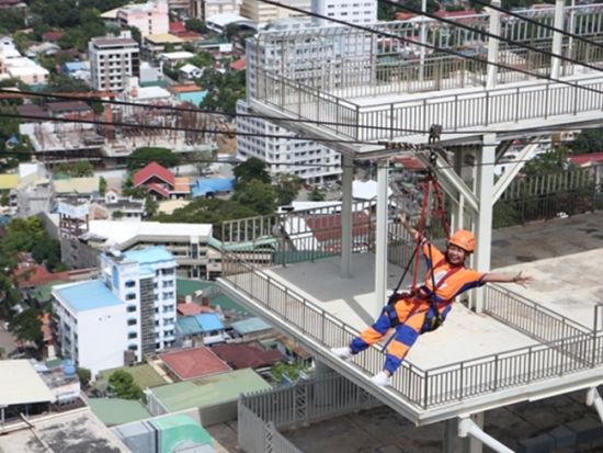 大迫力！夜景ジップラインorエッジコースター☆38階からの夜景鑑賞＜日本語ガイド／クラウンリジェンシーホテル内中華ビュッフェディナー付＞