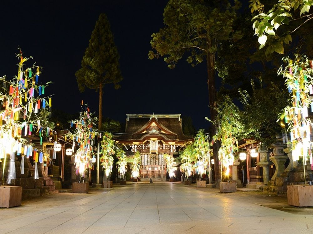 TB_美しく飾られた光輝く三光門