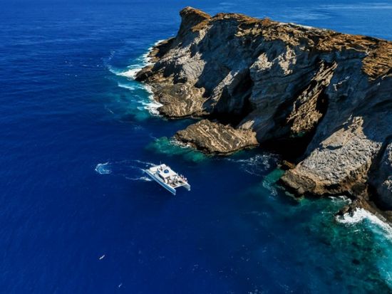 ナ・パリ・コースト クルーズ　立ち入り禁止の聖域「ニイハウ島」沖でのシュノーケリング付き＜朝食・ビュッフェ昼食付き／英語ガイド＞