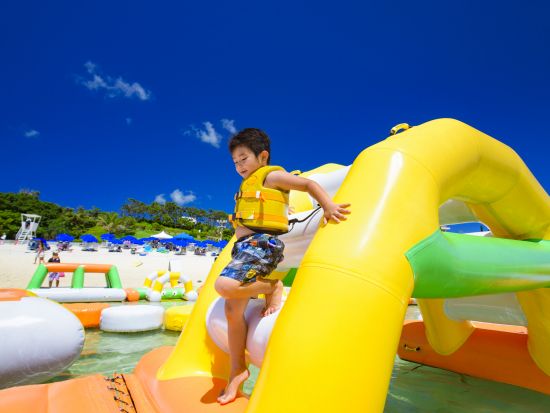 万座オーシャンパーク 国内最大級の海上アスレチック ＜ANAインターコンチネンタル万座ビーチリゾート内／3歳以上参加OK＞