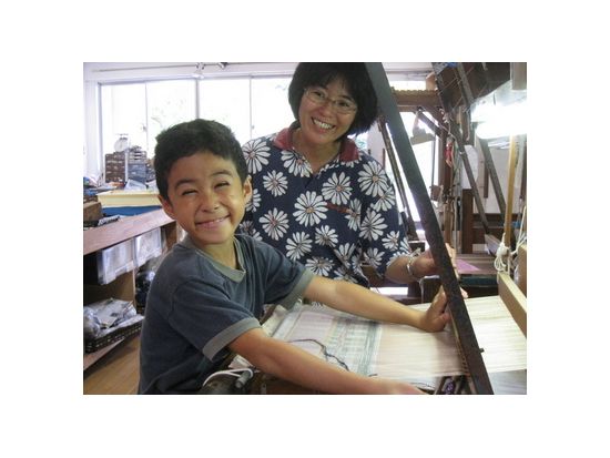 はた織体験　所要時間約90分～ 5歳から参加可能　泥染や大島紬着付け体験なども可能 ＜龍郷町＞ by 夢おりの郷