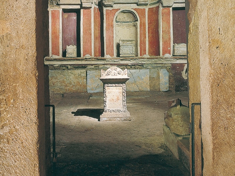 Necropoli di San Pietro in Vaticano, Tomba F, veduta della camera funeraria dalla porta d'ingress