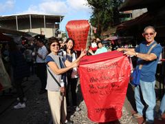 Jiufen Lantern Making red lantern with wishes