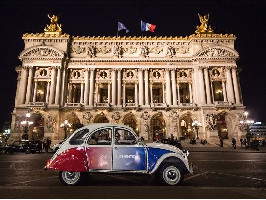 クラシックカー2CVで巡る　パリのイルミネーションツアー ＜貸切／英語ドライバーガイド＞