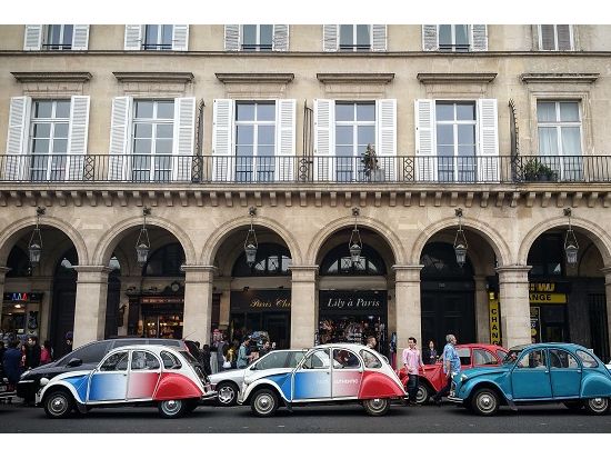 クラシックカー2CVでめぐる　パリ市内観光ツアー ＜貸切／英語ドライバー＞