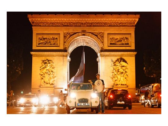 クラシックカー2CVで巡る　パリのイルミネーションツアー ＜貸切／英語ドライバーガイド＞