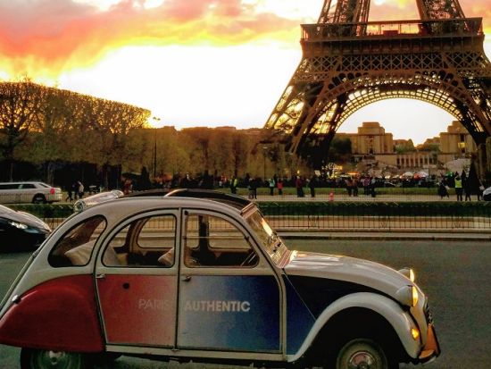 クラシックカー2CVで巡る　パリのイルミネーションツアー ＜貸切／英語ドライバーガイド＞