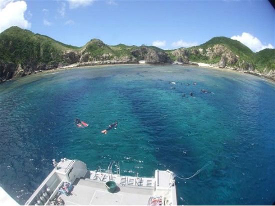 慶良間シュノーケリング　ゆったり過ごせる大型船の快適クルージングで黒島やナガンヌ島など離島のシュノーケリングポイントへ＜半日／午後便当日予約可／那覇発＞