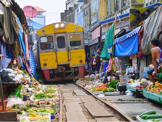 メークロン線路市場＋ダムヌンサドゥアック水上マーケット半日観光ツアー　列車乗車付き！ディナークルーズ付きプランあり＜午前／日本語／ローカルタイラーメン軽食＞