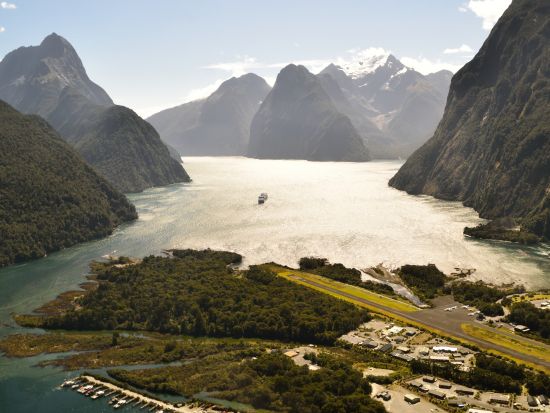 世界遺産フィヨルドランド国立公園　ミルフォード・サウンド遊覧飛行 クルーズや着陸プラン選択可能！＜クイーンズタウン発＞