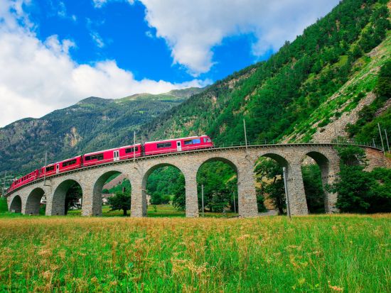ベルニナ急行で行く！スイス日帰りツアー　鉄道やバスのチケットは全部お任せ！自由気ままに個人列車旅＜ミラノ発＞