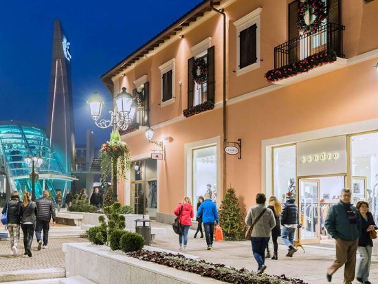 一流ブランドが最大70%オフ！「セッラヴァッレ デザイナーアウトレット」ショッピングツアー＜ミラノ発＞　*当日予約OK