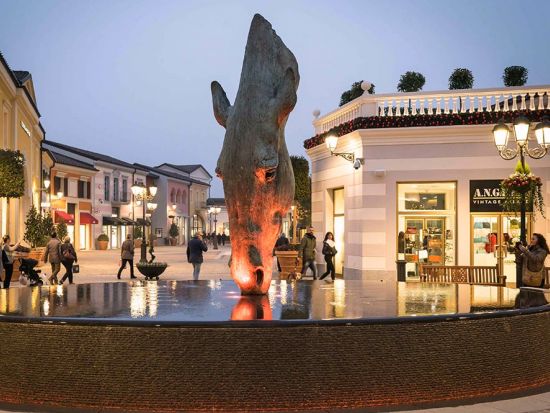 一流ブランドが最大70%オフ！「セッラヴァッレ デザイナーアウトレット」ショッピングツアー＜ミラノ発＞　*当日予約OK