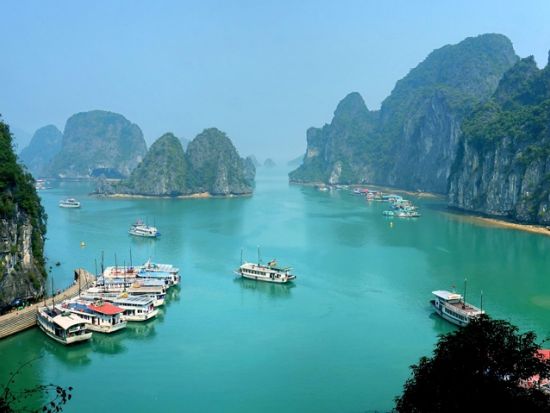 2大世界遺産を巡る！ハロン湾クルーズ＋陶器の伝統工芸バッチャン村観光1泊2日ツアー「ラザリークラッシック号」全室ハロン湾の眺望付きホテルに宿泊