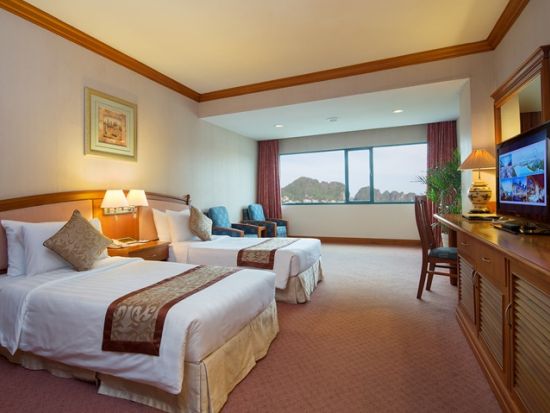 2大世界遺産を巡る！ハロン湾クルーズ＋陶器の伝統工芸バッチャン村観光1泊2日ツアー「ラザリークラッシック号」全室ハロン湾の眺望付きホテルに宿泊