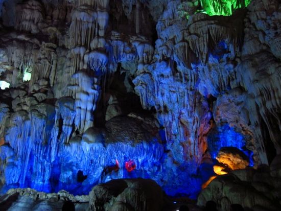 2大世界遺産を巡る！ハロン湾クルーズ＋陶器の伝統工芸バッチャン村観光1泊2日ツアー「ラザリークラッシック号」全室ハロン湾の眺望付きホテルに宿泊