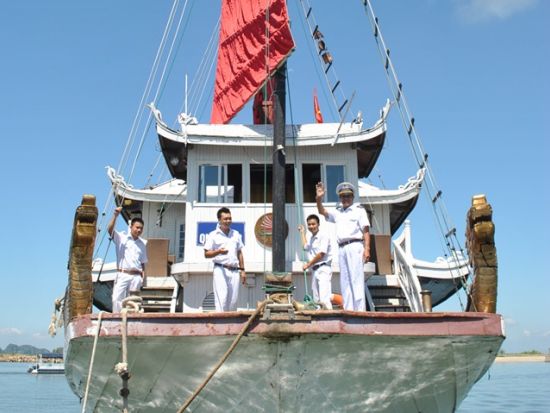 2大世界遺産を巡る！ハロン湾クルーズ＋陶器の伝統工芸バッチャン村観光1泊2日ツアー「ラザリークラッシック号」全室ハロン湾の眺望付きホテルに宿泊