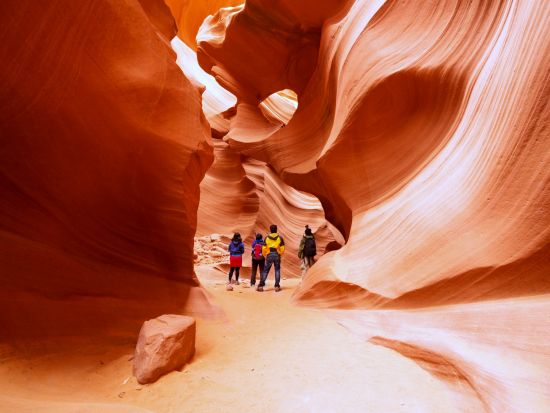 グランドサークル 2泊3日ツアー　モニュメントバレーの絶景ホテル「ザ・ビューホテル」宿泊＆アンテロープ＆ザイオン＆ブライスキャニオン ＜日本語ガイド＞