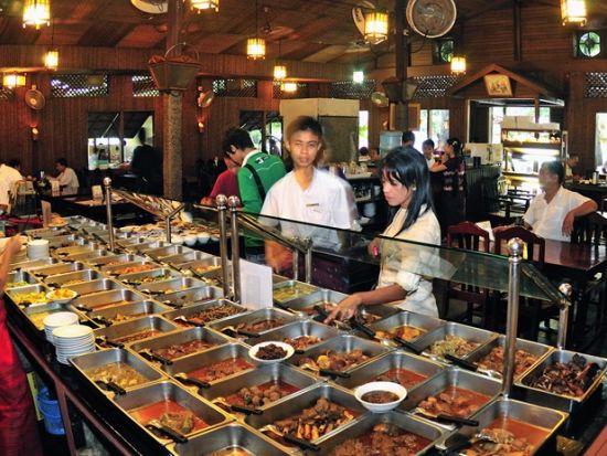 現地女性スタッフが紹介するヤンゴンの歴史＆最先端！ヤンゴン人気スポットツアー＜日本語／昼食付＞