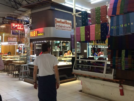 現地女性スタッフが紹介するヤンゴンの歴史＆最先端！ヤンゴン人気スポットツアー＜日本語／昼食付＞