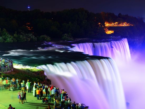 ナイアガラの滝1泊2日観光ツアー　ライトアップされた滝を観賞！アウトレットモール立ち寄りあり ＜1名から催行／日本語アシスタント／環境保全への寄付＞