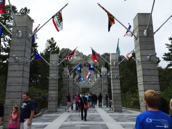 世界遺産イエローストーン国立公園＆デビルズタワー＆マウントラシュモア　3泊4日ツアー ＜5～10月／日本語ガイド／デンバー発ソルトレイクシティ着＞