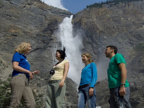 世界遺産カナディアンロッキー　グリズリー保護区＆ヨーホー国立公園 1日観光ツアー ＜6～10月／昼食付き／英語ガイド／バンフ発＞
