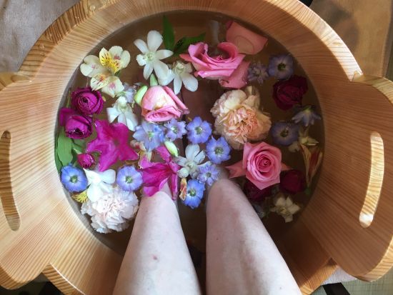 京都嵐湯で足湯＋フットマッサージ　フォトジェニックな足湯で散策の合間にほっと一息＜1ドリンク＆お茶菓子付／嵐山駅徒歩1分＞